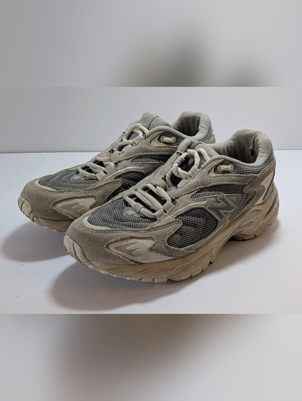 New Balance 725 Sneakers Beige Grey Women’s 9 / Men’s 7.5 Running Shoes - Picture 2 of 6